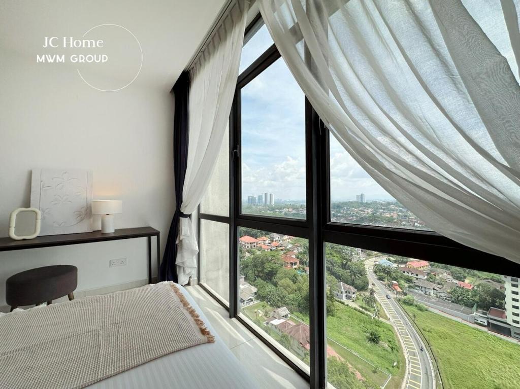 - une chambre avec une grande fenêtre donnant sur la ville dans l'établissement City Gem 5min Danga Bay at The Straits JB, à Johor Bahru