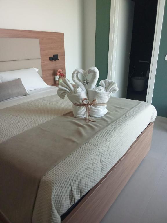 a bed with a white flower in a basket on it at the roof hotel in Caserta