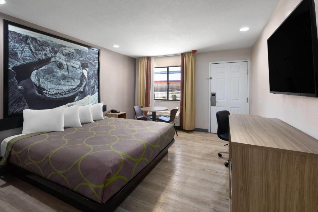 Super 8 by Wyndham Tucson/Grant Road Area AZ - King Room - Mobility Access/Non-Smoking
