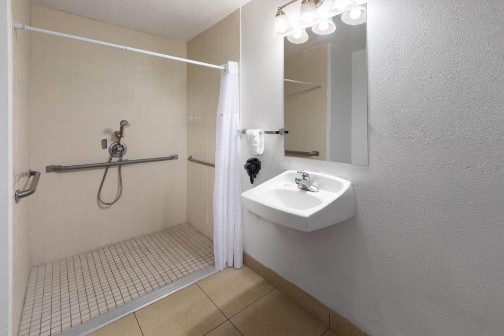 Super 8 by Wyndham Tucson/Grant Road Area AZ - Queen Room - Mobility Access/Non-Smoking