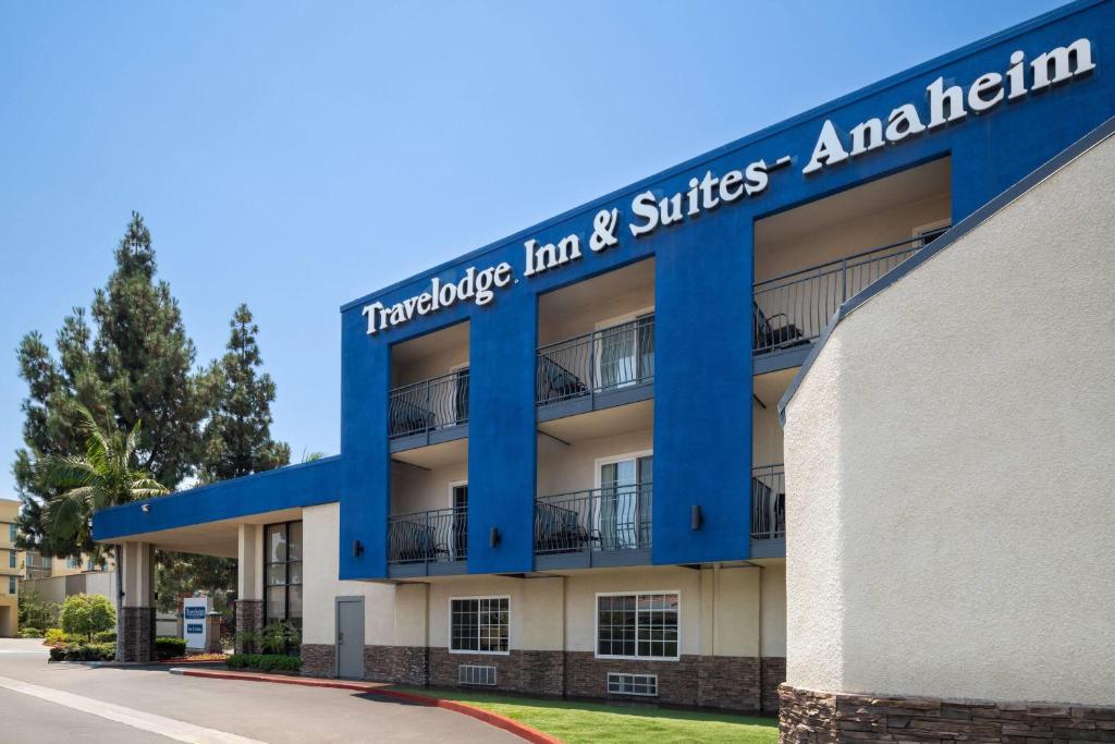 Travelodge Inn & Suites by Wyndham Anaheim on Disneyland Dr photo