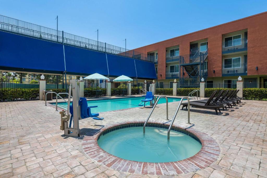Travelodge Inn & Suites by Wyndham Anaheim on Disneyland Dr photo