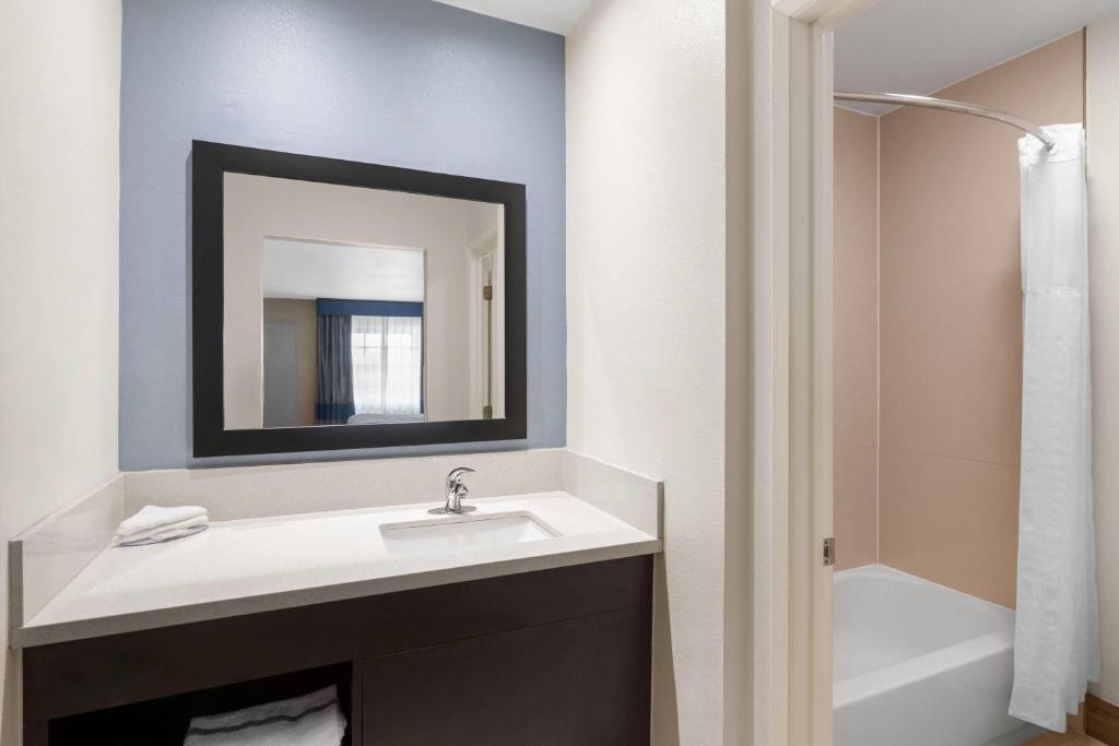 Travelodge Inn & Suites by Wyndham Anaheim on Disneyland Dr photo