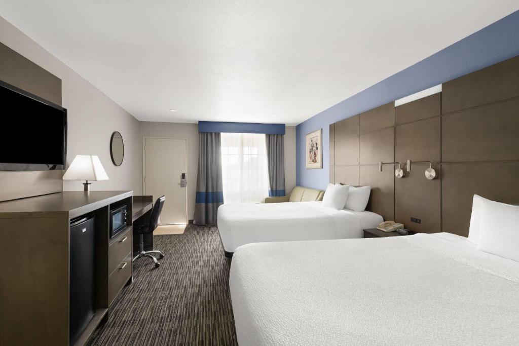 Travelodge Inn & Suites by Wyndham Anaheim on Disneyland Dr photo