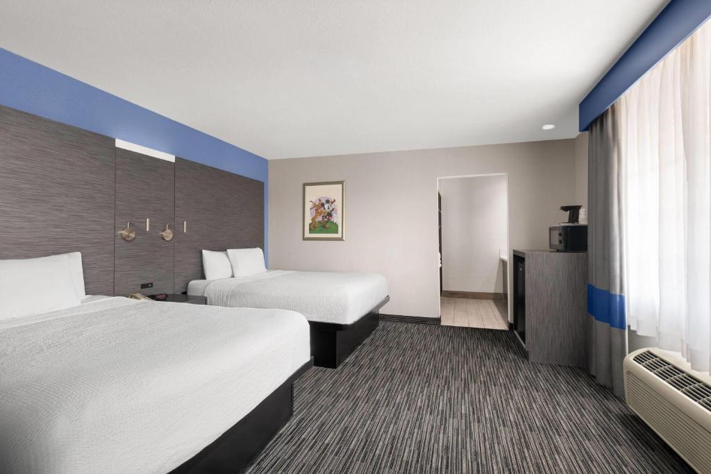 Travelodge Inn & Suites by Wyndham Anaheim on Disneyland Dr photo