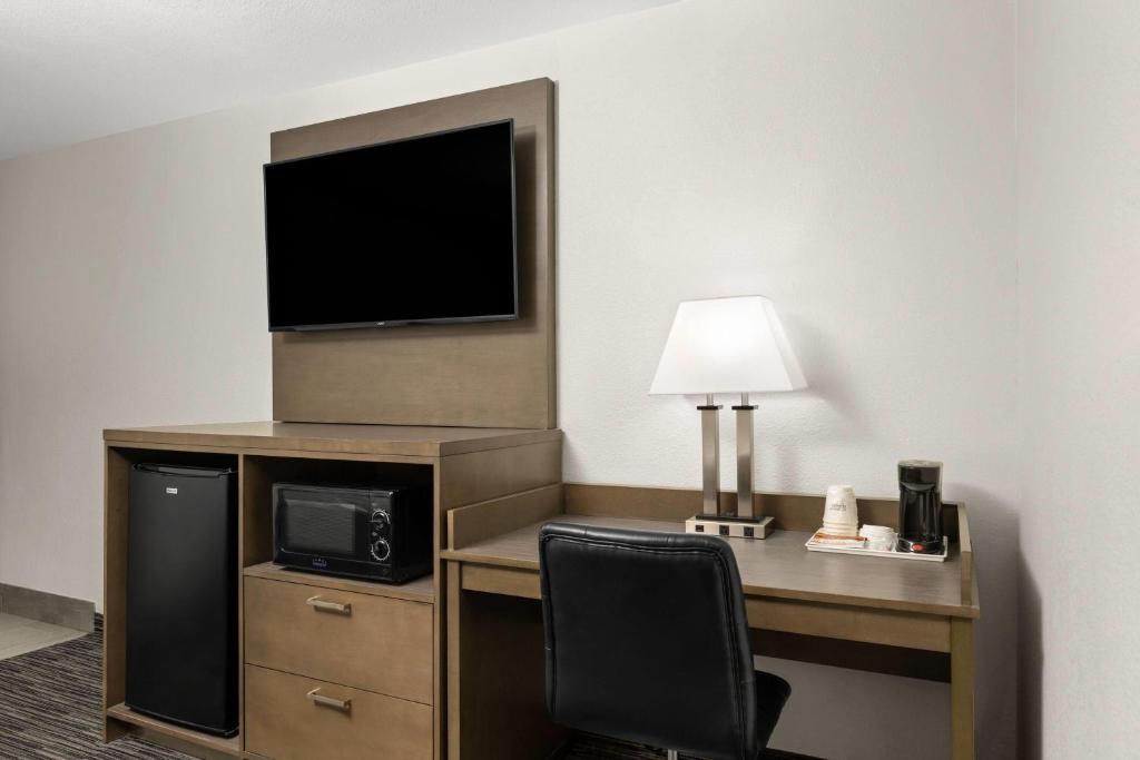 Travelodge Inn & Suites by Wyndham Anaheim on Disneyland Dr photo