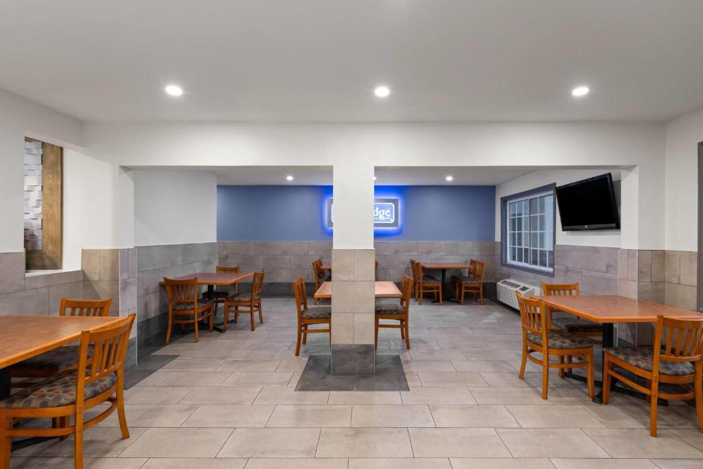 Travelodge Inn & Suites by Wyndham Anaheim on Disneyland Dr photo