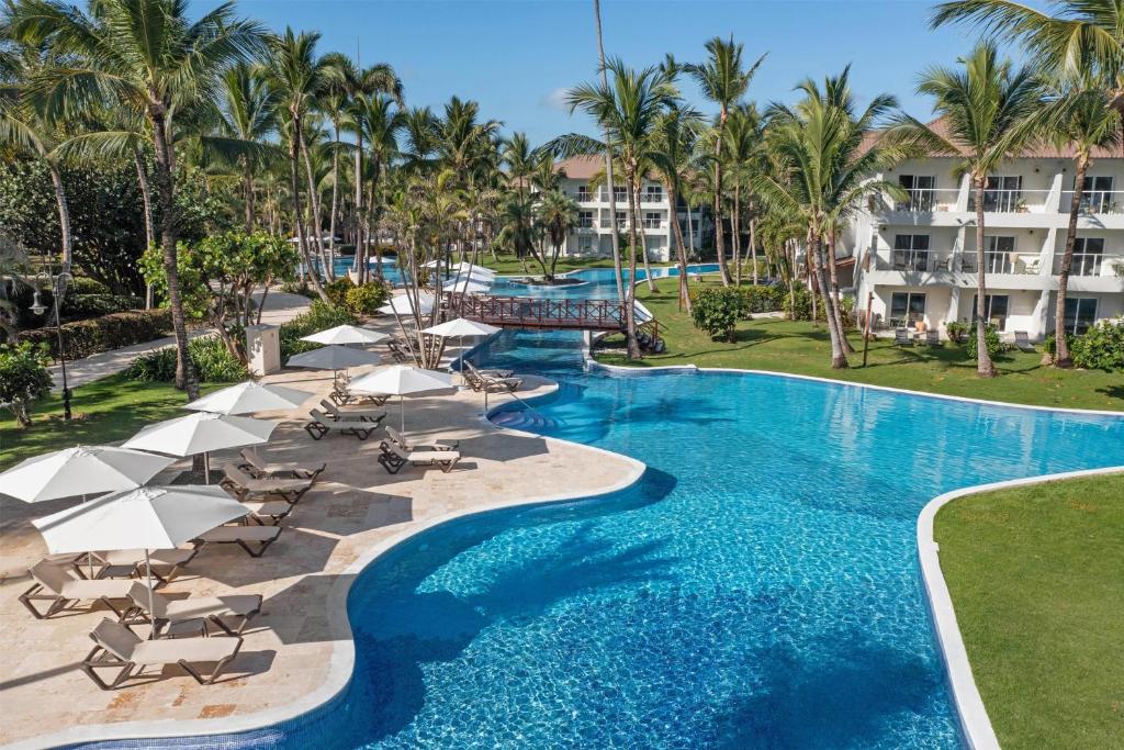 Bazén v ubytování Wyndham Alltra Punta Cana All Inclusive Resort nebo v jeho okolí