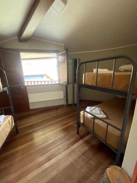a room with two bunk beds and a window at Albergue de Aciera in Agüeras