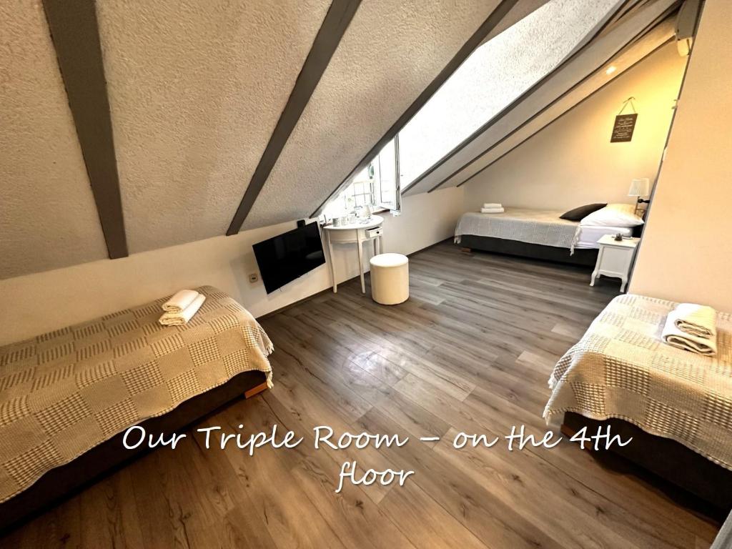 XIV Century Rooms - 6