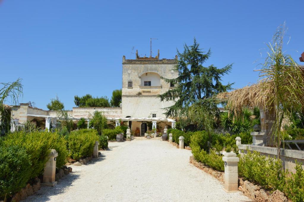 a house in the middle of a road at Agriturismo Tenuta Mazzetta in Mesagne