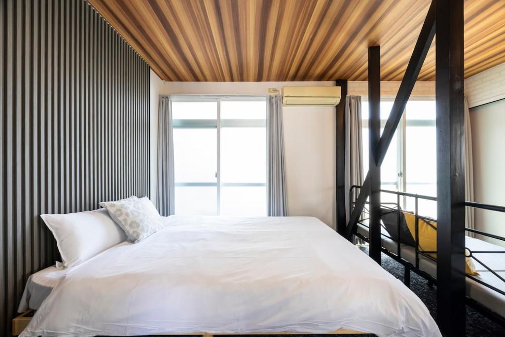 a bedroom with a bed and a window at 若葉コーポ in Fukuoka