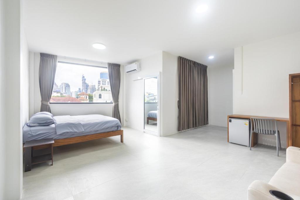 WJ Luxury Sathorn - Deluxe King Room