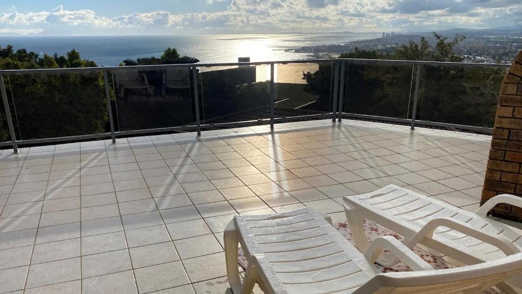 Μπαλκόνι ή βεράντα στο Ocean & Mountain View Apartment