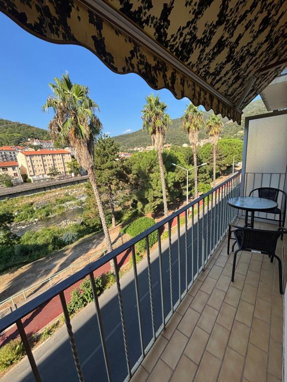 Μπαλκόνι ή βεράντα στο Grand T3 Balcon vue sur Rivière