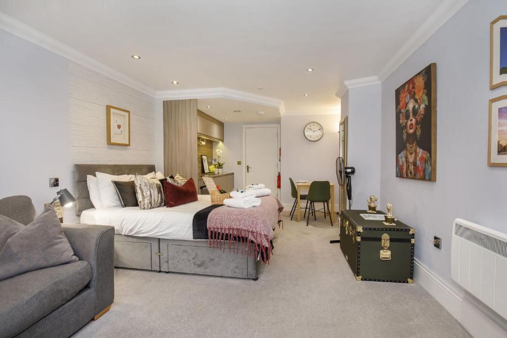 a bedroom with a bed and a living room at 58 Cocoa Suites Riverside Studio with Parking in York
