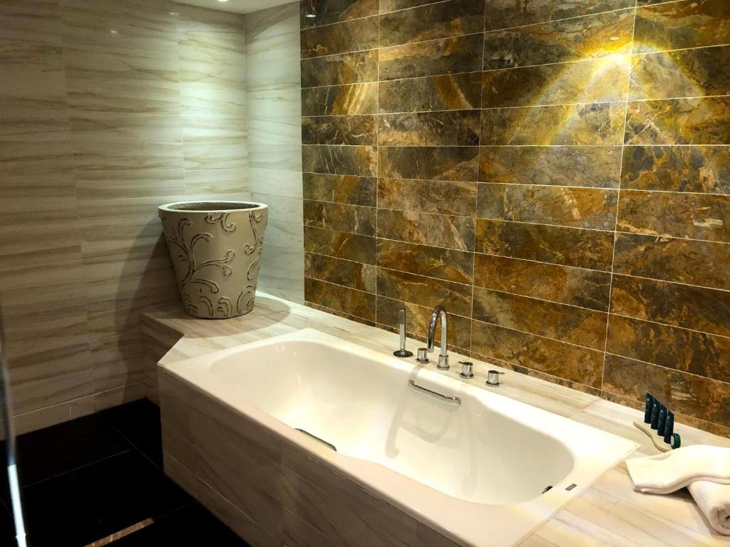Executive Suite with Free Airport Transfers, 4 Pieces of Laundry Daily and Evening Cocktail