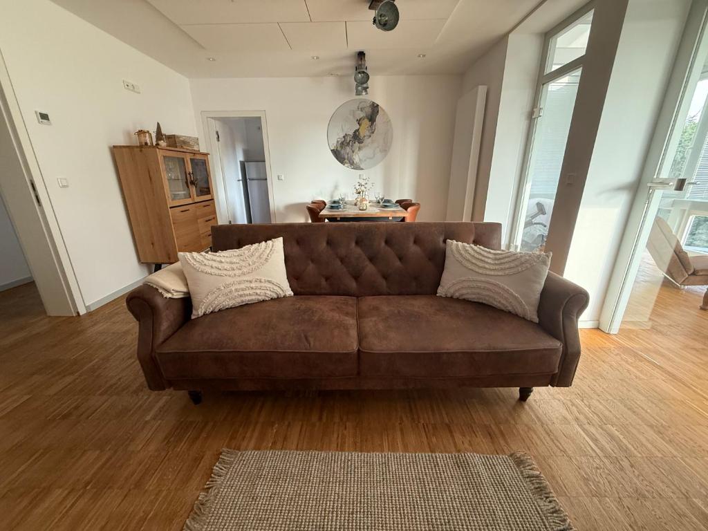 a brown couch sitting in a living room at Ferienwohnung Bacchus in Bad Sulza