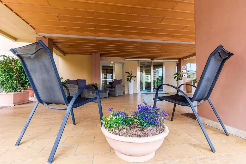 A patio or other outdoor area at Hotel Residence Ulivi E Palme