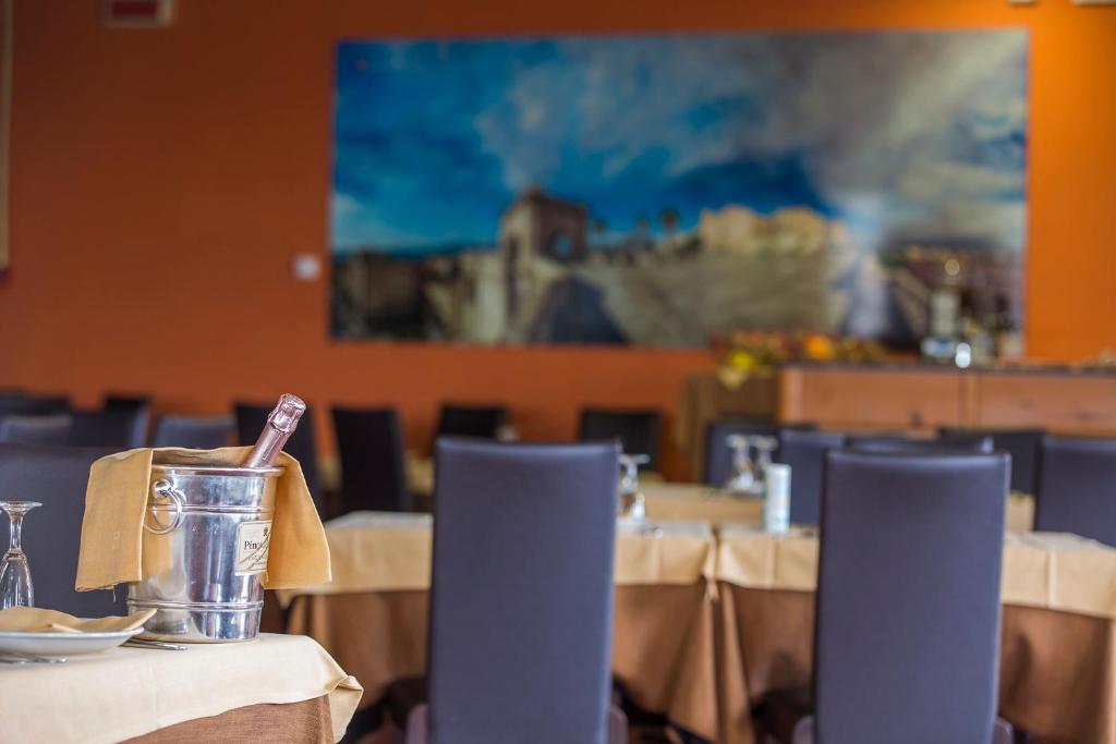 A restaurant or other place to eat at Hotel Residence Ulivi E Palme