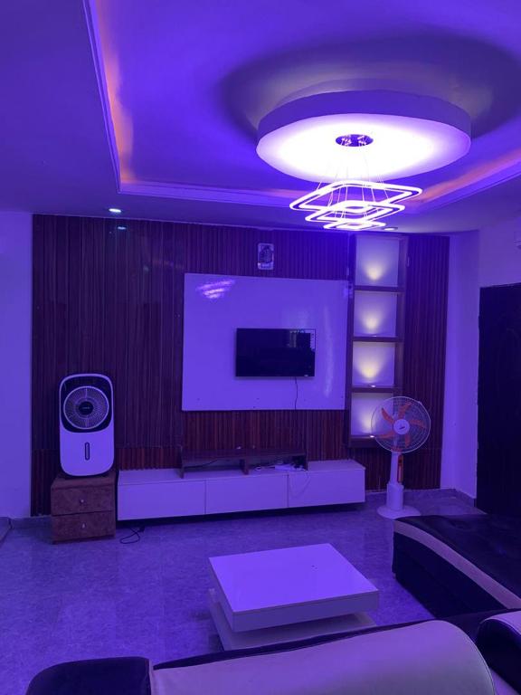 Una televisión o centro de entretenimiento en Cee&Tee at AKOBO 1Bedroom or 2Bedrooms -247 Electricity-Solar Inverter AC in Bedrooms