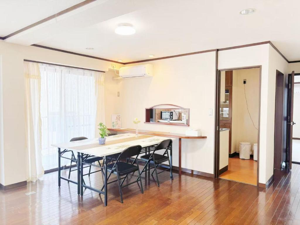 Kuchyň nebo kuchyňský kout v ubytování 花乃郷 川口3F 駅徒歩5分 上野 秋葉原 東京直通 池袋 新宿20分圏内 WiFi付き 最大7名 温泉施設近く