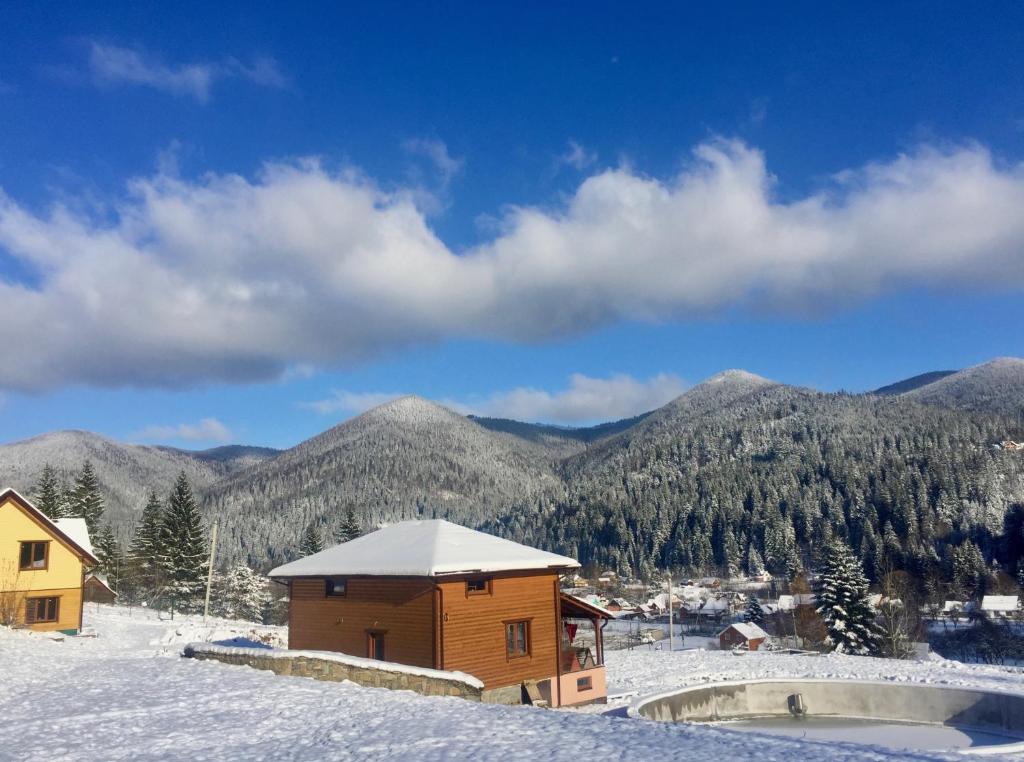 タターリウにあるПанорама Маґура 3кの山を背景にした雪の小屋
