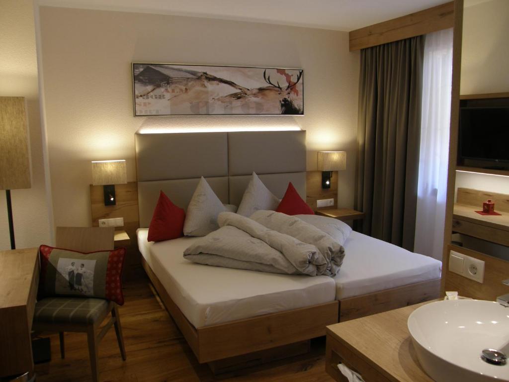 pokój hotelowy z łóżkiem i umywalką w obiekcie Sportalm w Solden