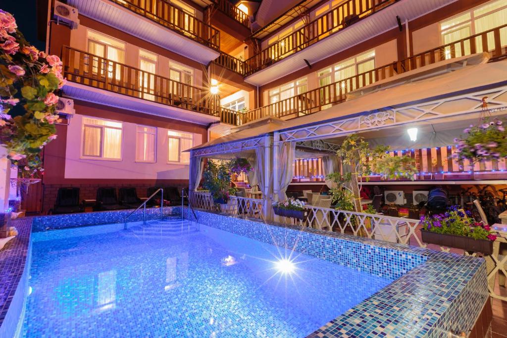 una gran piscina en un edificio con hotel en Guest House Chernoye More, en Feodosia