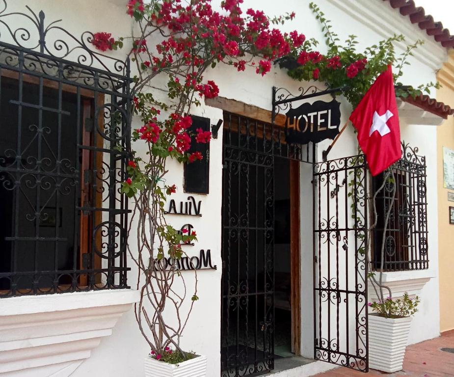 ein Gebäude mit einer Flagge und Blumen darauf in der Unterkunft Hotel Villa de Mompox in Mompos