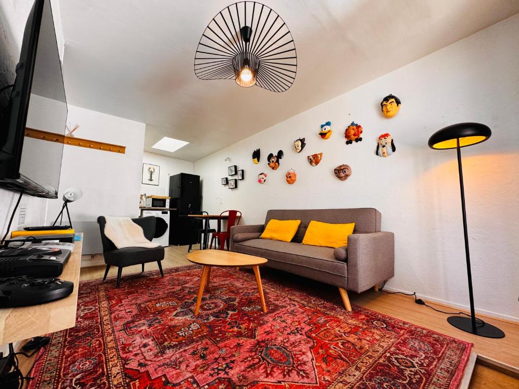 a living room with a couch and a table at Le petit Ré, hypercentre, garage privé, terrasse in Niort