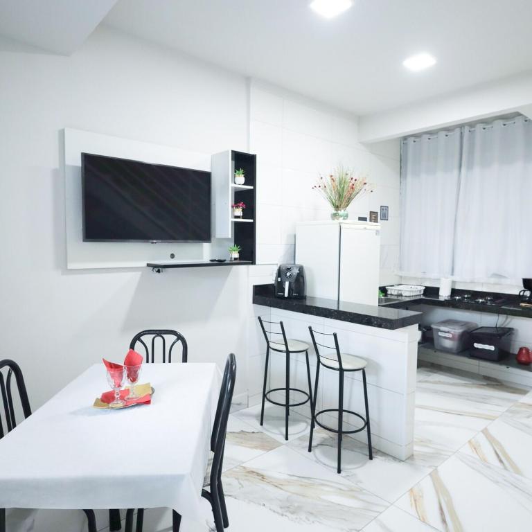 Μια τηλεόραση ή/και κέντρο ψυχαγωγίας στο Apartamento com 2 Suites e Garagem