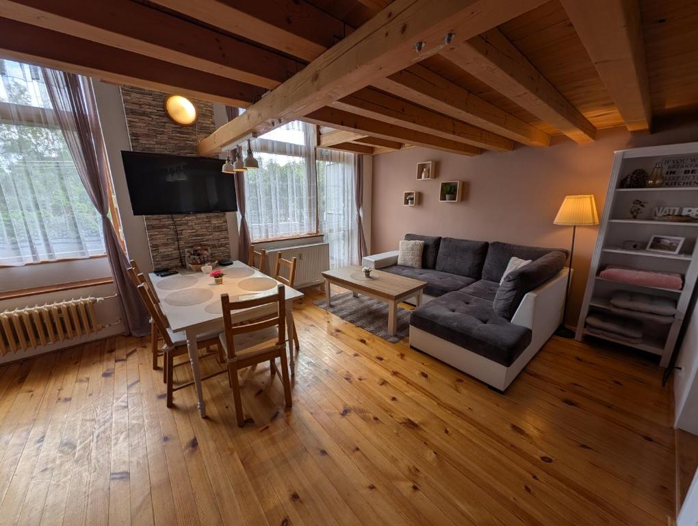 een woonkamer met een bank en een tafel bij Apartment Lucy in Vysoké Tatry
