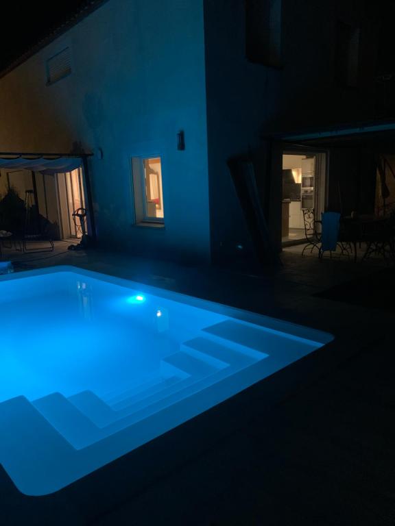 Πισίνα στο ή κοντά στο Maison Villa Nimes 4 Chambres avec Piscine