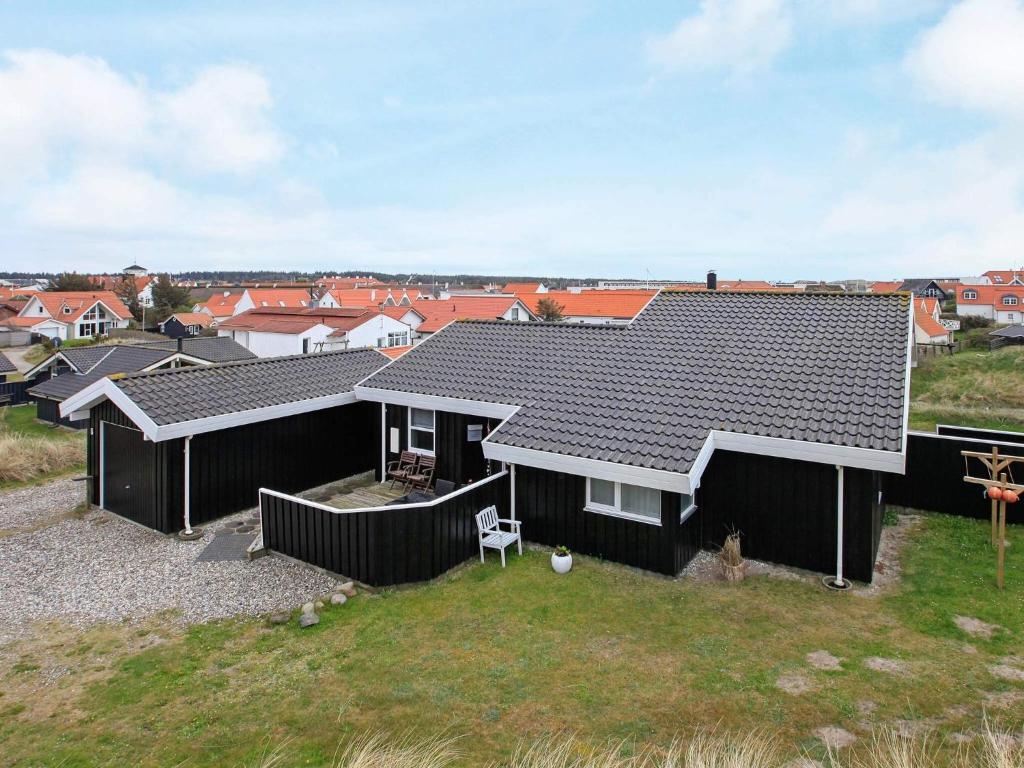 eine Luftansicht eines Hauses mit schwarzen Dächern in der Unterkunft 6 person holiday home in Blokhus-By Traum in Blokhus
