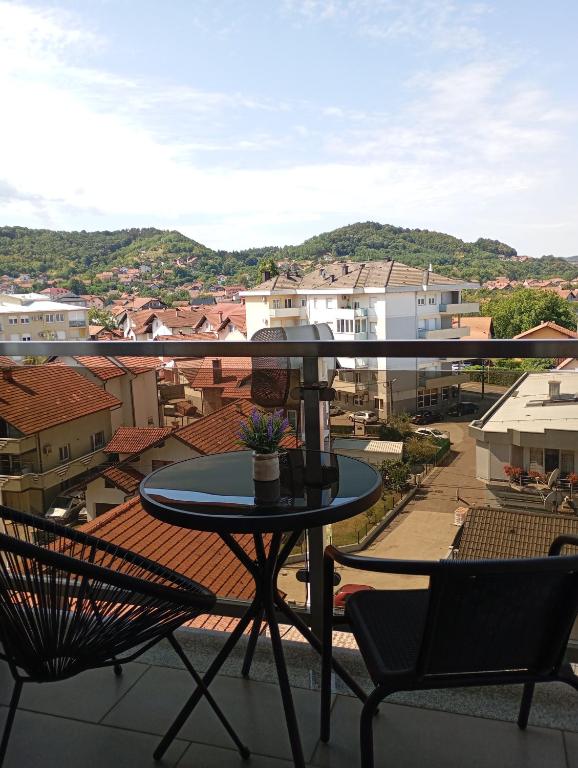 Ein Tisch und Stühle auf einem Balkon mit Aussicht in der Unterkunft ALEXiS in Modriča
