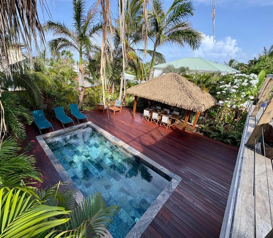 ein Resort mit Schwimmbad und Hütte in der Unterkunft Tropical Pool Villa in Orient Bay