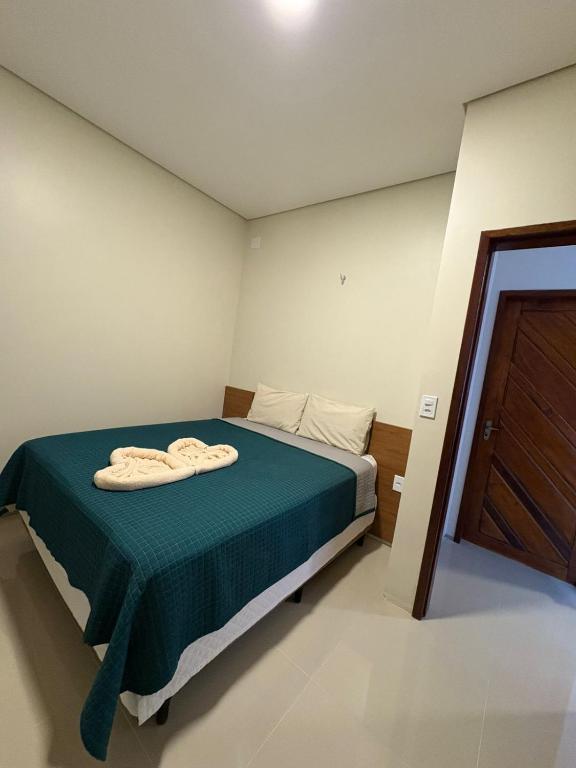a bedroom with a bed with towels on it at Recanto Mandacaru in Queimada