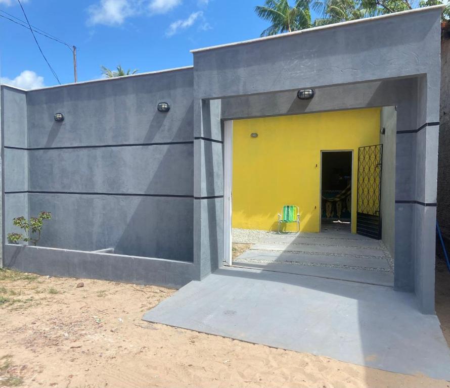 a building with a yellow wall and a doorway at Recanto Buriti in Barreirinhas