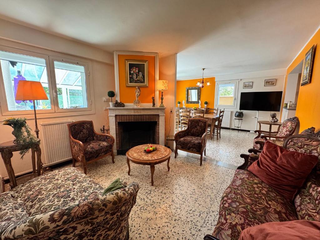 un soggiorno pieno di mobili e un camino di Maison Petite Florence Provençale by Bookingfuté a Digne-Les-Bains