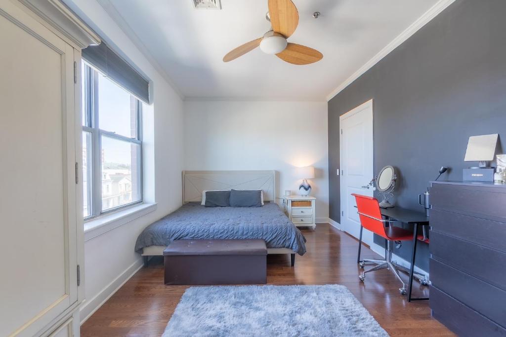 ein Schlafzimmer mit einem Bett und einem Deckenventilator in der Unterkunft King Master and Plush Queen near NYC w kitchen, living room plus on-site gym in Jersey City