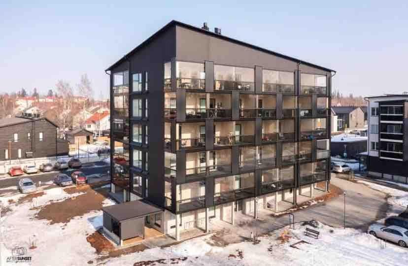 タンペレにあるBright and cozy studioの駐車場工事中のアパートビル