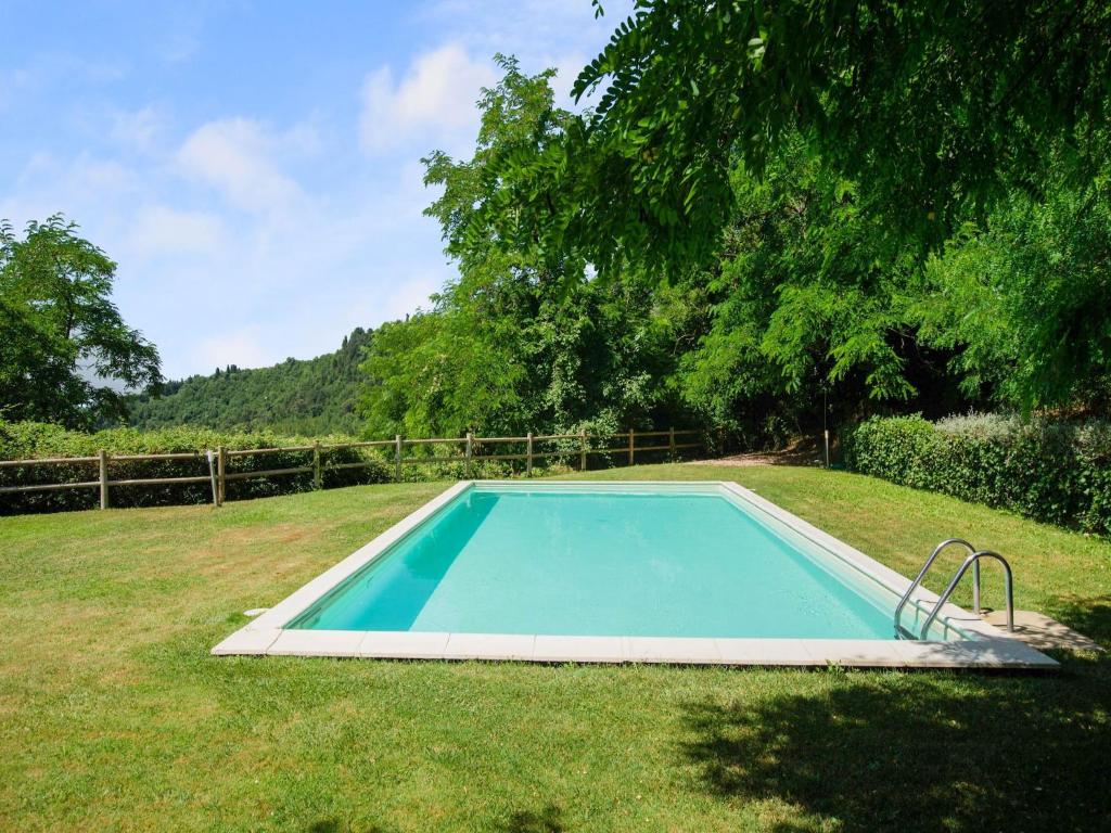 a small swimming pool in the grass in a yard at Charming Retreat in Montorsoli in Pratolino
