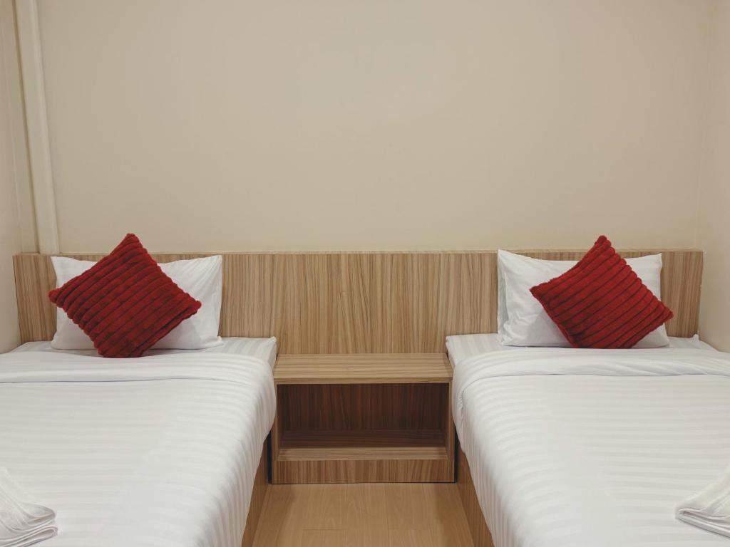 Ein Bett oder Betten in einem Zimmer der Unterkunft Easy hostel-hotel, 1 min from train station