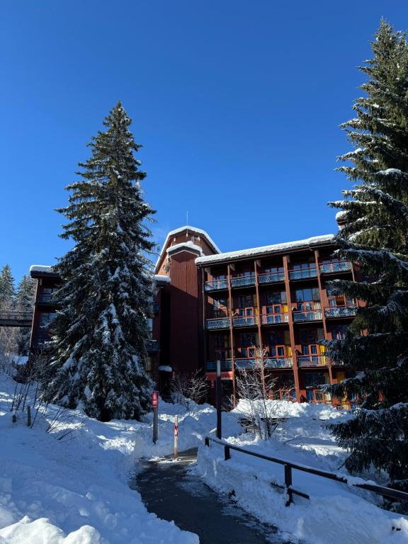 a hotel in the snow with a pine tree at Appartement 6 personnes ARC 1800 in Bourg-Saint-Maurice