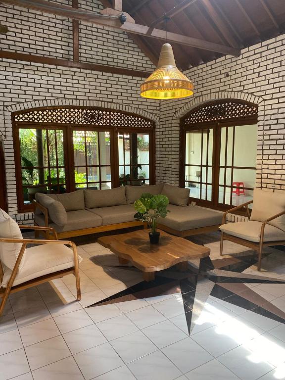 Khu vực ghế ngồi tại 4-Bedrooms Tropical Villa Sanur