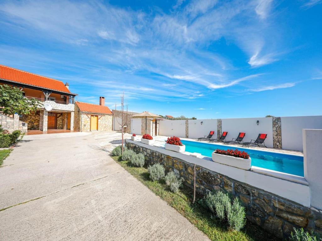 Πισίνα στο ή κοντά στο Villa in Poličnik with Pool near Zadar