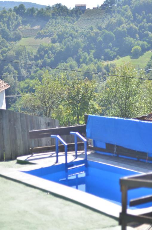 two benches sitting on top of a roof at Seosko domacinstvo Radovanovic in Bajina Bašta