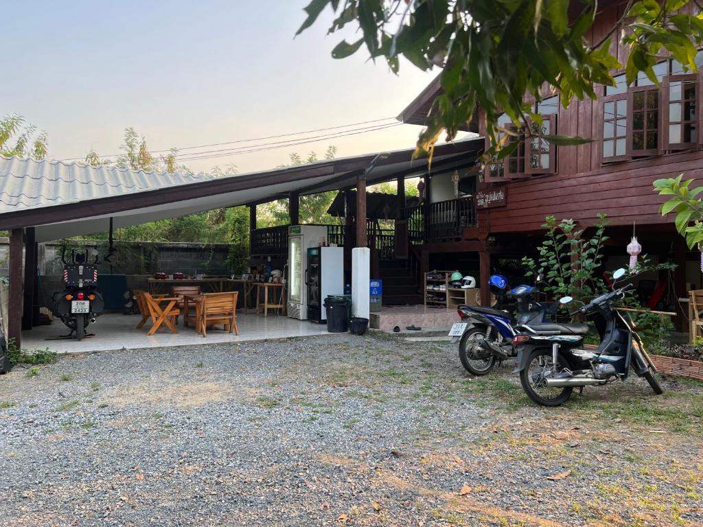 ein vor einem Gebäude geparktes Motorrad in der Unterkunft Himmapun Farmstay in Ban Pa Ngiu