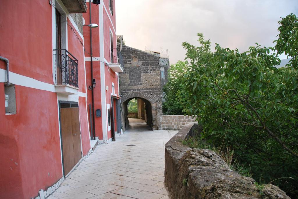 an alley way with an archway in a building at La Perla del Sannio in Sant'Agata de' Goti